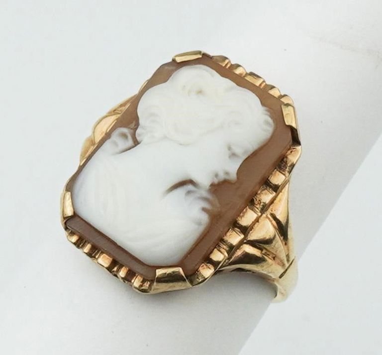 Vintage 10k yellow gold cameo ring