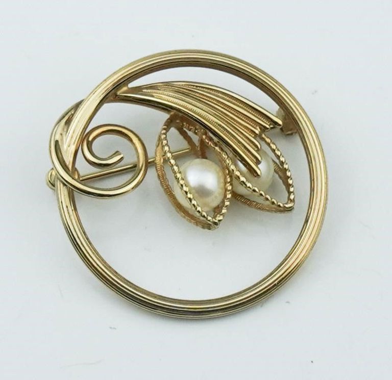 14k yellow gold circle pin with caged pearls