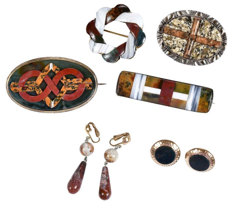 Four bloodstone brooches and two pairs of earrings