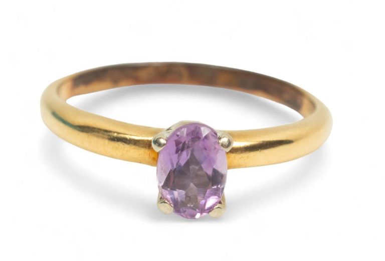 Oval amethyst, 14k yellow gold ring