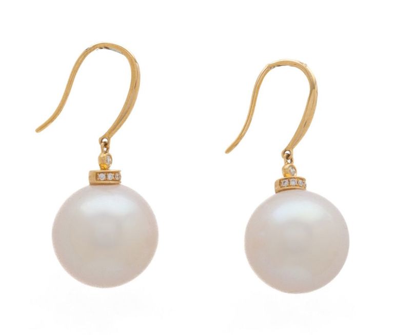 South Sea pearl and 18k yellow gold earrings