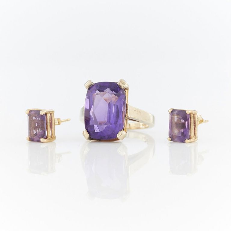 14k yellow gold ring and stud earrings with amethysts