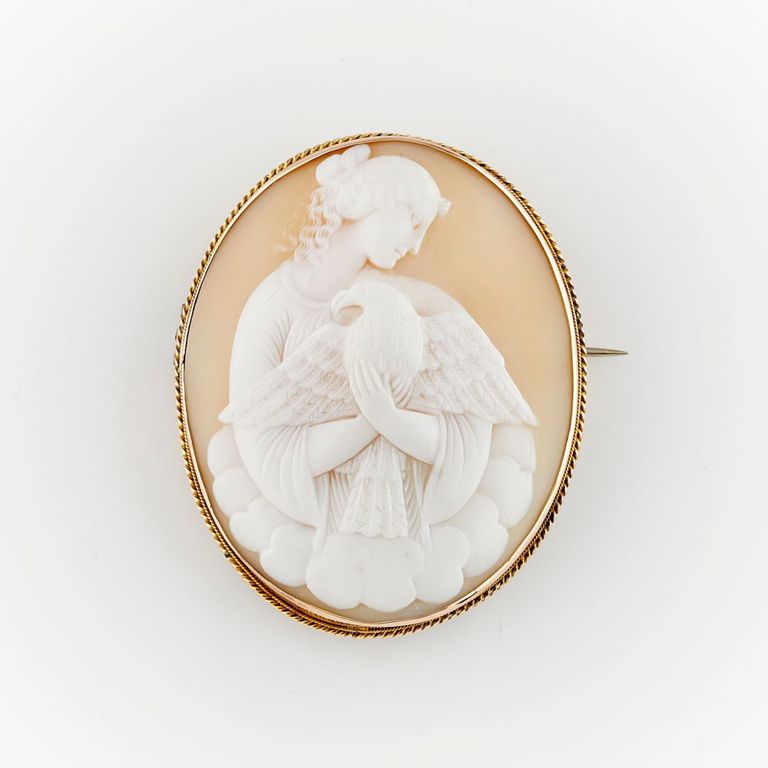 English 9ct Gold Cameo Brooch Depicting Hebe