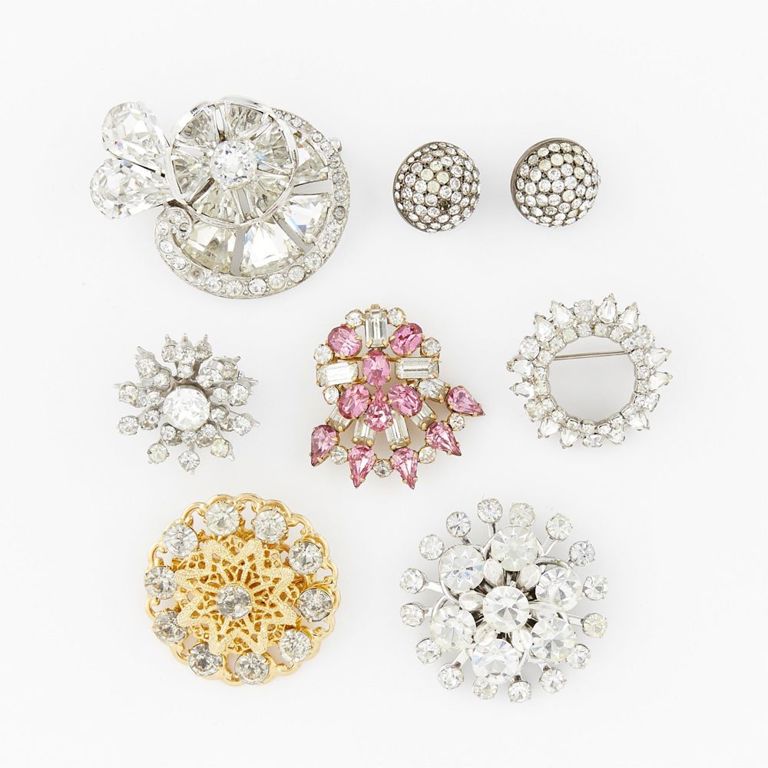 Group of seven pieces of costume jewelry