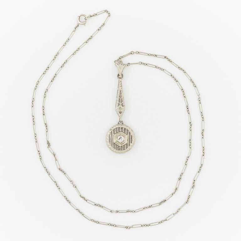 18k white gold filigree pendant with diamond