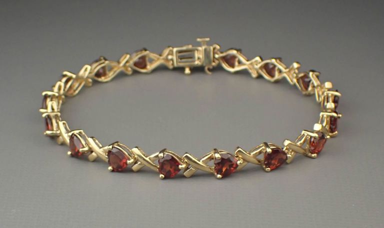 Garnet and yellow gold bracelet
