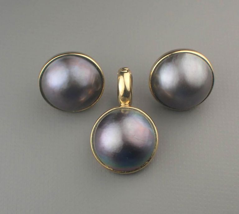 Black mabe pearl pendant and earrings set