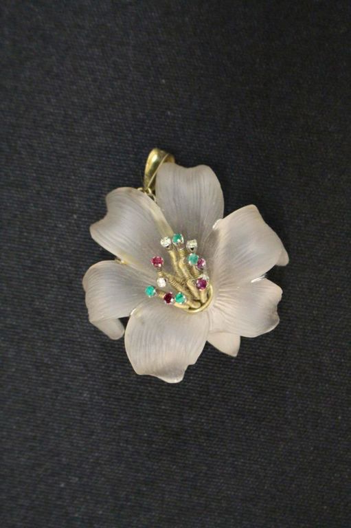 14k yellow gold and frosted glass flower pendant