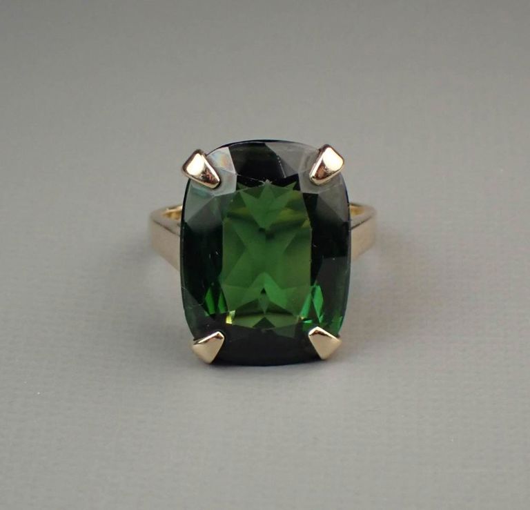 Green tourmaline and 14k yellow gold ring