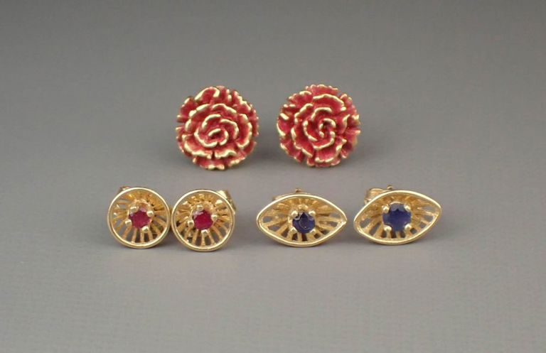 Three pairs of 14k yellow gold stud earrings