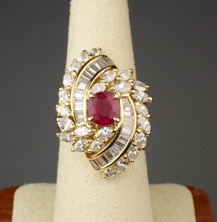 18k yellow gold ring with ruby and diamonds