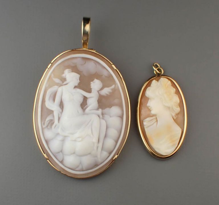 Two cameo and yellow gold pendants
