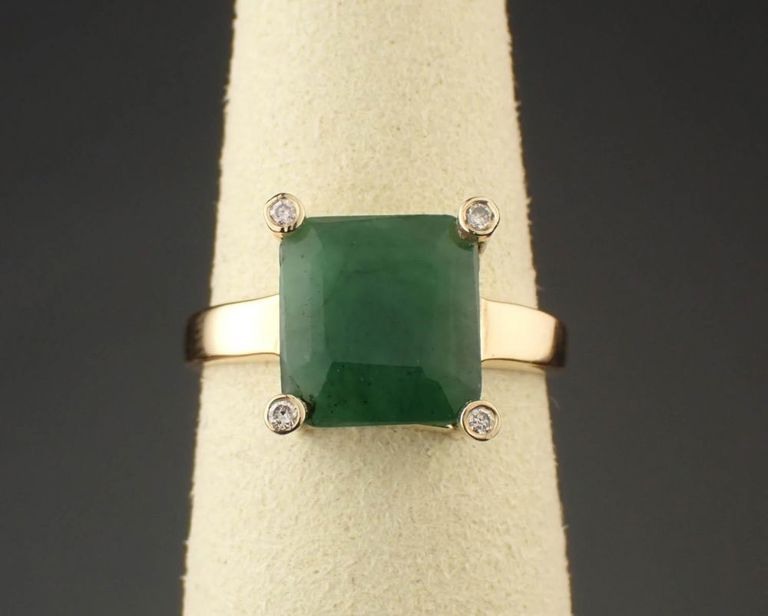 Emerald, diamond and 14k yellow gold ring