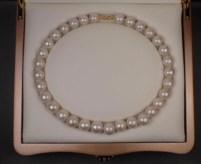 South Sea pearl and 18k gold necklace