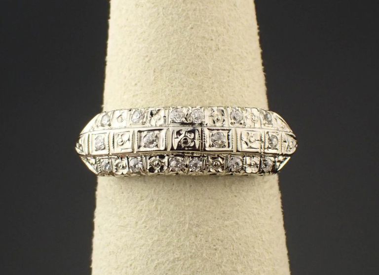 Diamond and 18k white gold ring