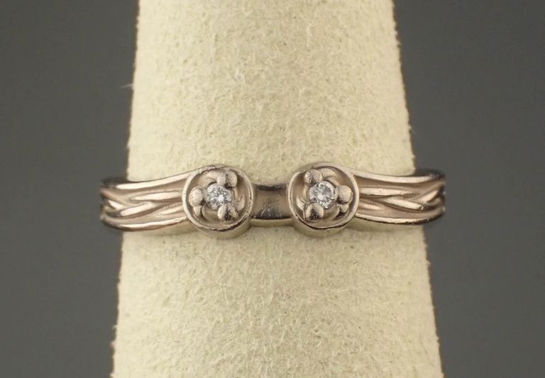 Diamond and 18k white gold ring