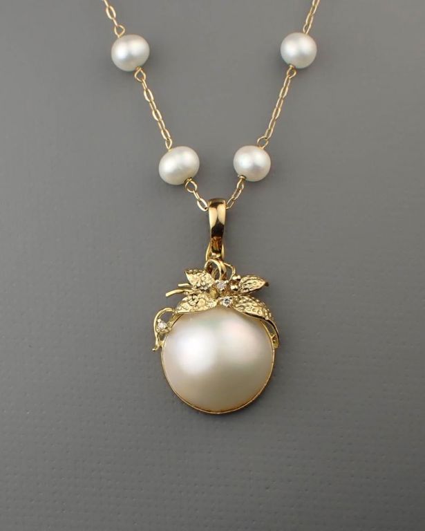 Mabe pearl and yellow gold pendant necklace