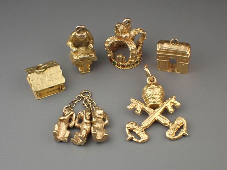 Six yellow gold 3D charms