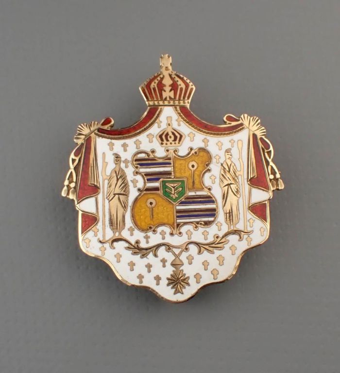 Enameled 14k gold hawaiian coat of arms pin