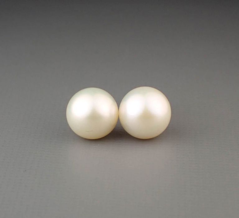 Akoya pearl and 18k gold ear studs