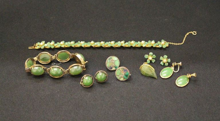 Tray of jade/hardstone jewelry: bracelets and earrings