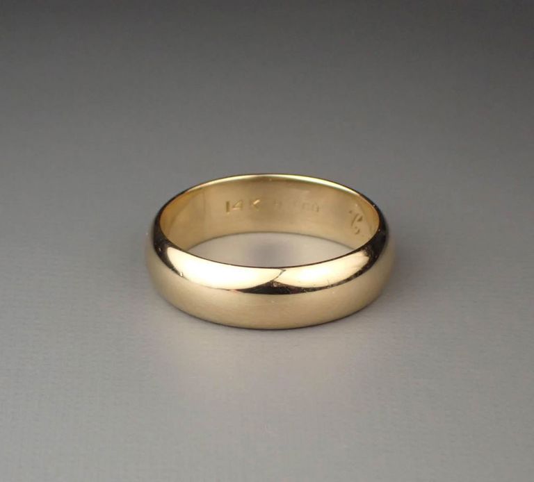 Men's 14k yellow gold wedding band