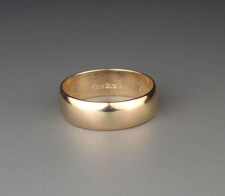 Lady's 14k yellow gold wedding band