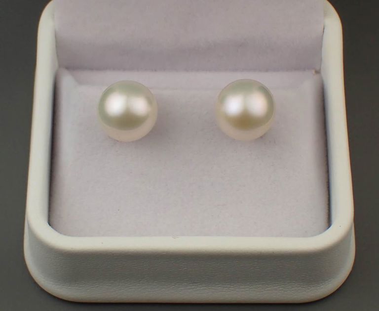 Akoya pearl and 18k gold ear studs
