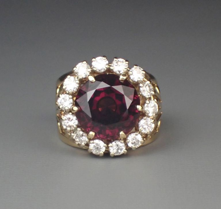 Garnet, diamond and 14k yellow gold ring
