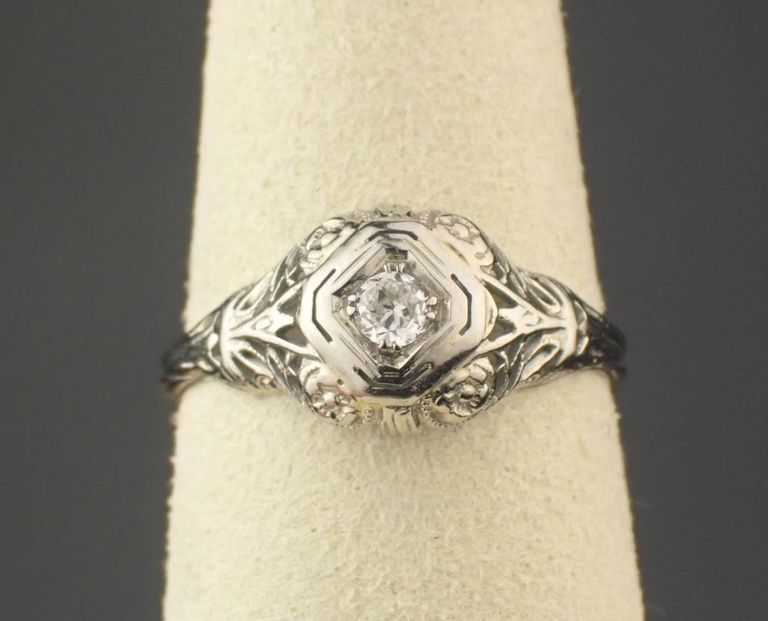 Vintage diamond and 18k gold filigree ring