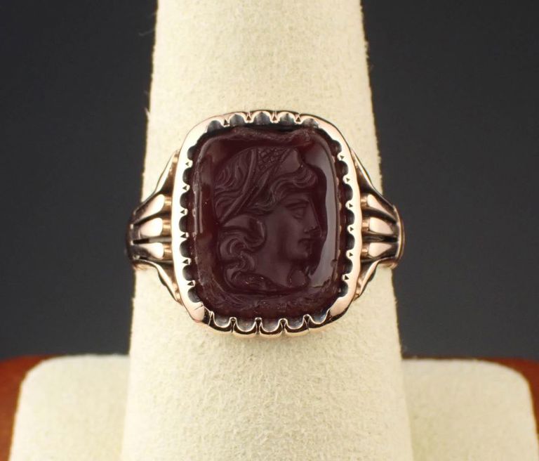 Vintage hardstone cameo and 10k gold ring