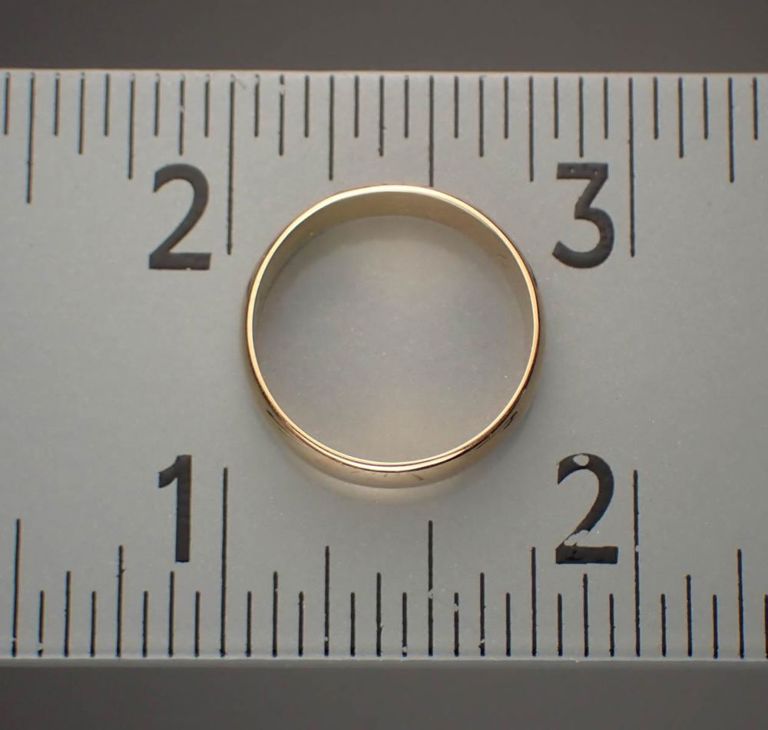 Lady's 14k yellow gold wedding band