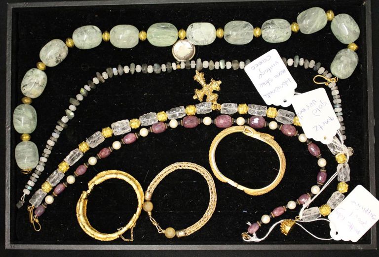 Tray of jewelry: 3 bracelets, 4 necklaces