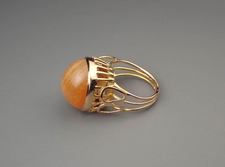 18k gold ring with peach aventurine