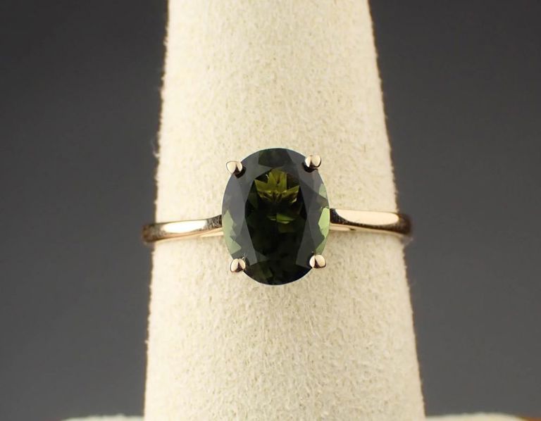 Green tourmaline and 14k yellow gold ring