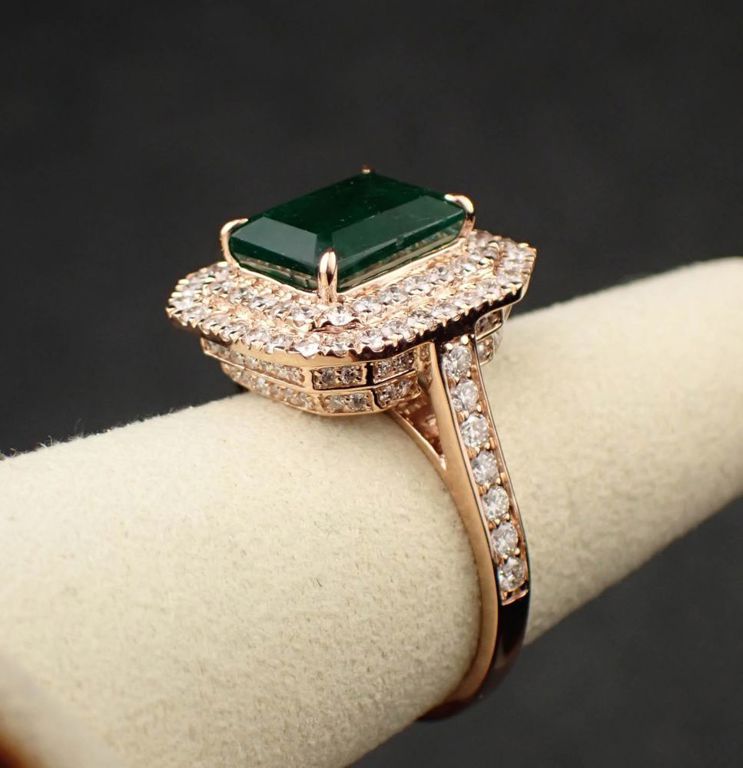Emerald, diamond and 14k gold ring