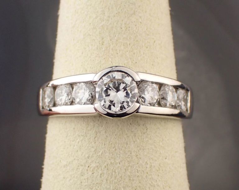 Diamond and 18k white gold ring