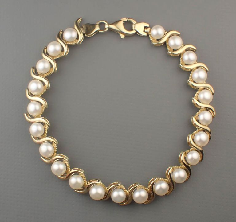 Pearl and 14k yellow gold bracelet