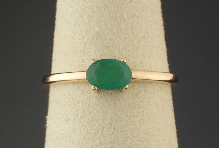 Emerald and 14k yellow gold ring