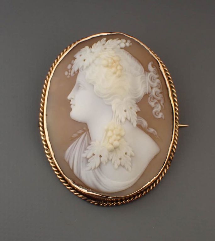 Victorian cameo and 14k yellow gold brooch