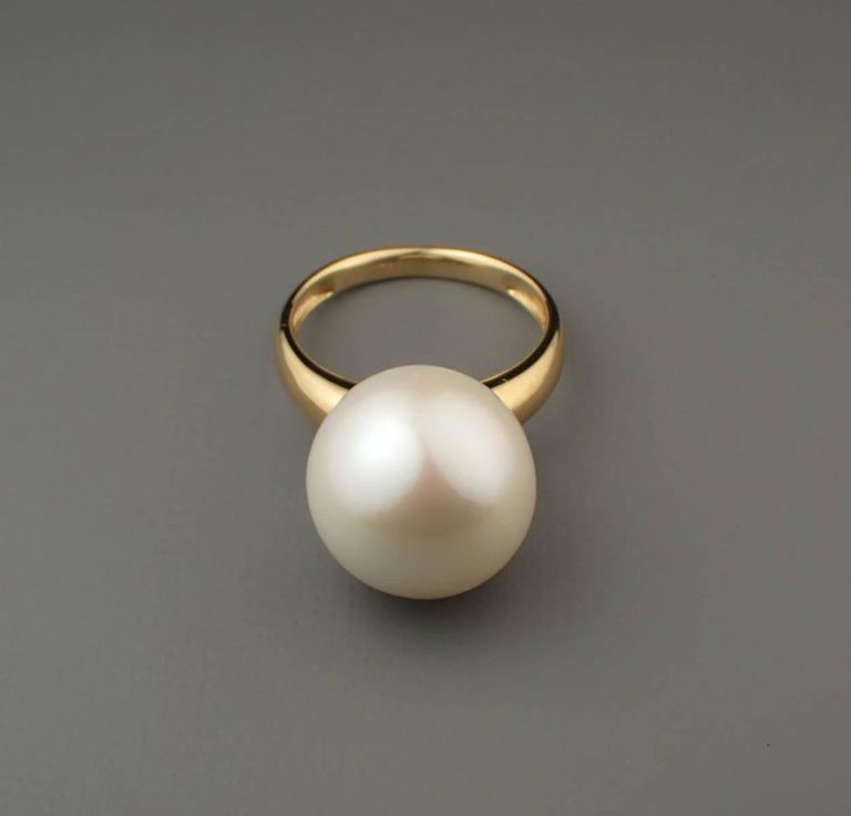 South Sea pearl and 18k yellow gold ring