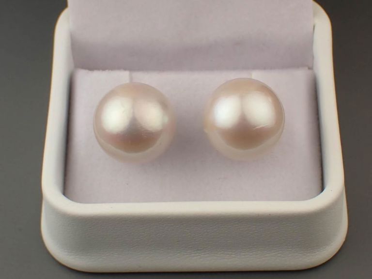 South Sea pearl and 18k gold ear studs
