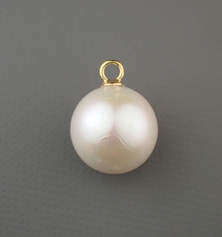 South Sea pearl and 18k yellow gold charm