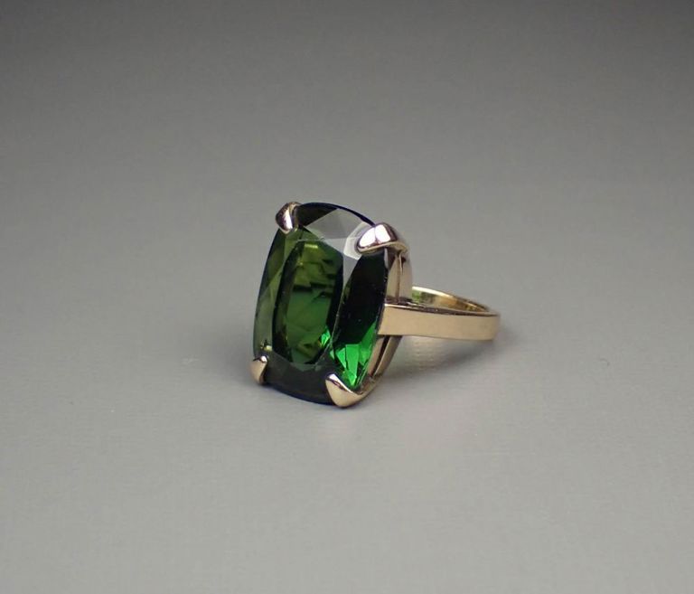 Green tourmaline and 14k yellow gold ring