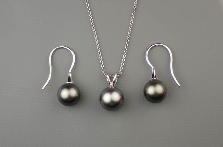 Tahitian pearl necklace & earring set