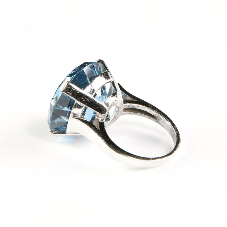 14k white gold and blue topaz ring