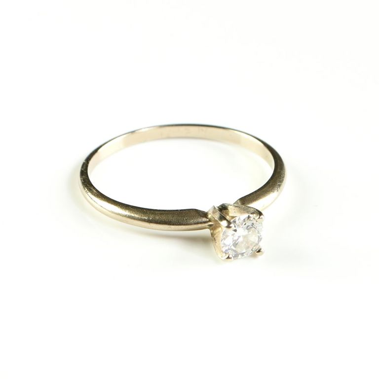 14k white gold and diamond solitaire ring