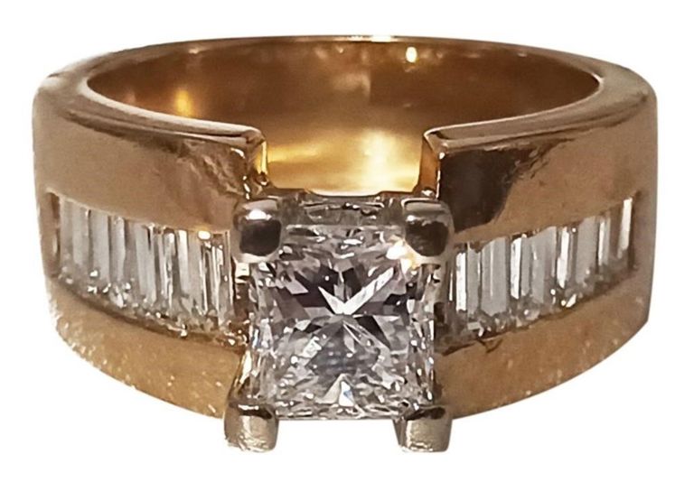 Lady's 1.07 ct diamond solitaire 18k ring
