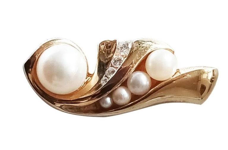 Lady's 14k diamond and pearl pendant