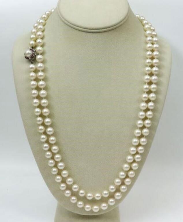 Rope length pearl necklace with gemstone clasp